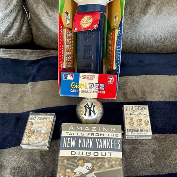 New York Yankees Memorabilia Lot Ltd Edition Baseball, Snoopy Pez, cards, flip - Picture 1 of 16